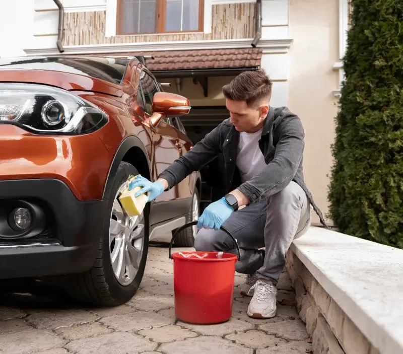 Lavage auto à domicile Vernoux-en-Vivarais : professionnel intervenant sur un véhicule